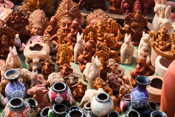 Exposição de mercado de rua de panelas feitas à mão, produtos cerâmicos, lembranças. Udaipur, Rajasthan, Índia — Fotografia de Stock