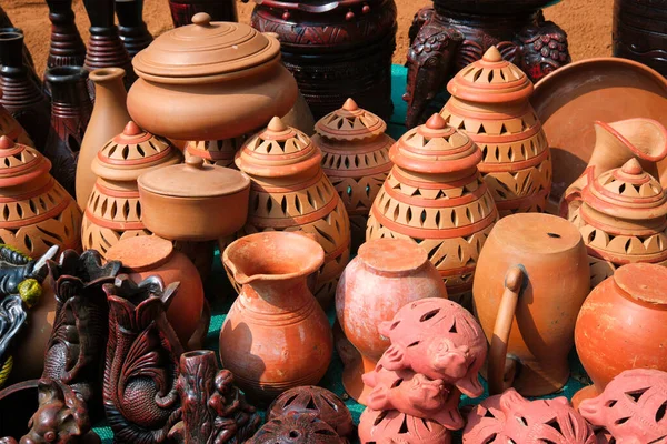 Exposição de mercado de rua de panelas feitas à mão, produtos cerâmicos, lembranças. Udaipur, Rajasthan, Índia — Fotografia de Stock