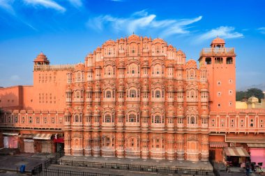 Ünlü tarihi Landmak pembe Hawa Mahal Rüzgâr Sarayı 'nda insanlar ve nakliye araçları. Jaipur, Rajasthan, Hindistan