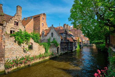Bruge, Beligum 'da eski evleri olan kanal.