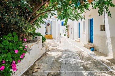 Yunanistan 'ın Paros Adası' ndaki Naousa şehir caddesi