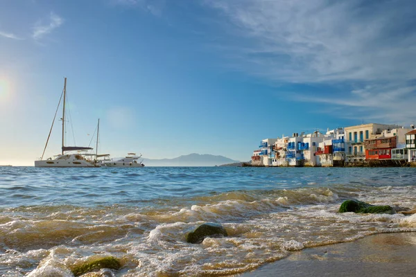 Coucher de soleil à Mykonos, Grèce, avec bateau de croisière et yachts dans le port — Photo