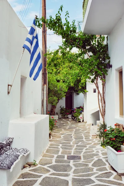 Yunanistan 'ın Paros Adası' ndaki Naousa şehir caddesi — Stok fotoğraf