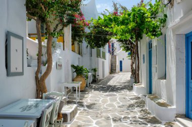 Yunanistan 'ın Paros Adası' ndaki Naousa şehir caddesi