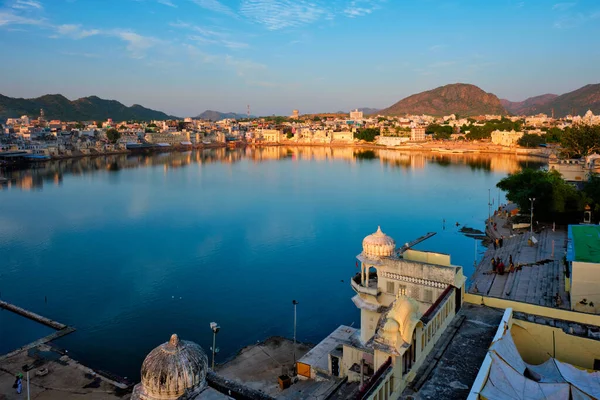 Vista da famosa cidade sagrada indiana Pushkar com ghats Pushkar. Rajasthan, Índia — Fotografia de Stock