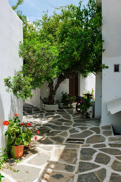 Malebná ulice Naousa na ostrově Paros, Řecko — Stock fotografie