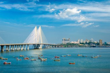 Bandra - Bandra kalesinden balıkçı teknesi manzaralı Worli Sea Link köprüsü. Mumbai, Hindistan