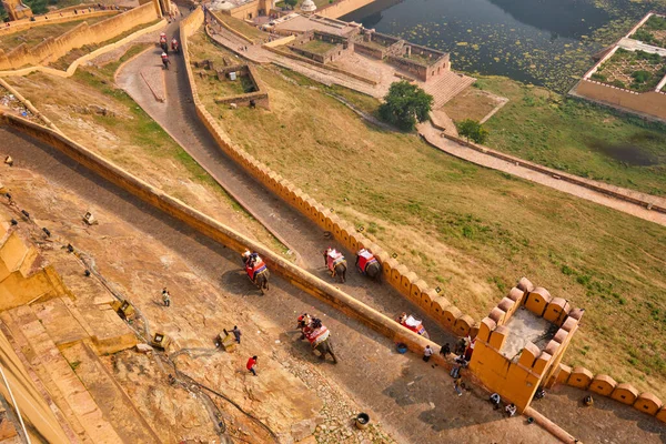 Turyści ujeżdżający słonie na wzniesieniu do fortu Amer — Zdjęcie stockowe