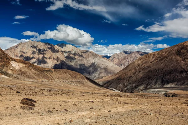 Kilátás Himalájára a Kardung La hágó közelében. Ladakh, India — Stock Fotó