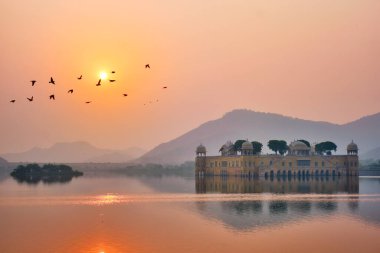 Jaipur 'da Jal Mahal Su Sarayı' nda sakin bir sabah. Rajasthan, Hindistan