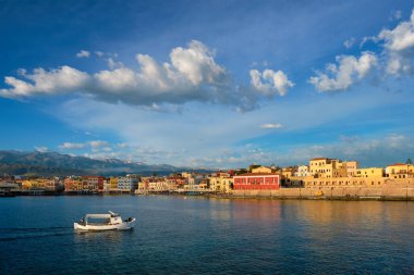 Girit Adası, Chania 'nın pitoresk eski limanında tekne. Yunanistan