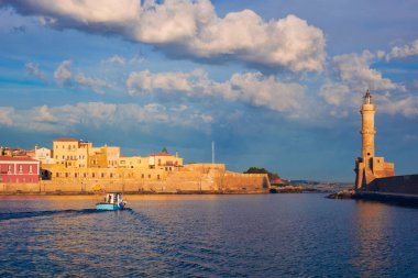 Girit Adası, Chania 'nın pitoresk eski limanında tekne. Yunanistan