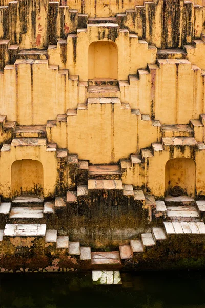 Escadas de Panna Meena ka Kund stepwell em Jaipur, Rajasthan, Índia — Fotografia de Stock