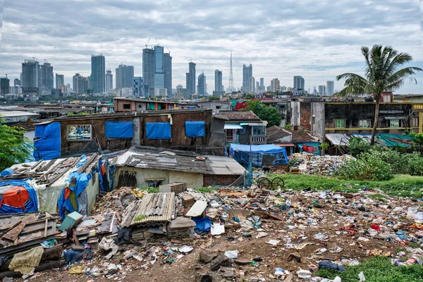 曼谷郊区贫民窟上空的孟买天际线景观 — 图库照片