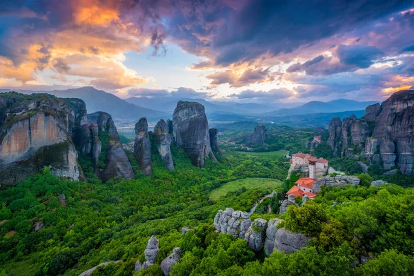 Günbatımı gökyüzü ve Meteora Manastırı — Stok fotoğraf