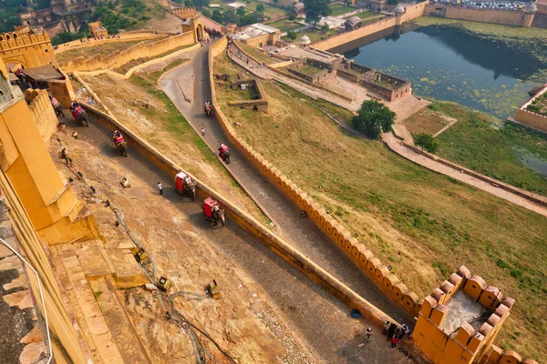 Tourists riding elephants on ascend to Amer fort — Stock Photo, Image