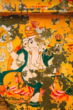 Ganesha Hindu tanrısı resmi duvarda.