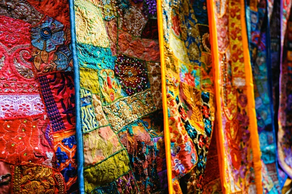 Indická tkanina s indickými vzory zblízka. — Stock fotografie