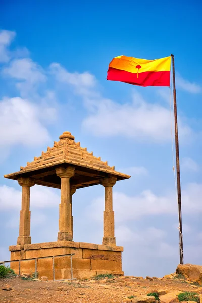 Bandera de Jaisalmer cerca de Bada Bagh cenotafios Tumba hindú mausoleo. Jaisalmer, Rajastán, India — Foto de Stock