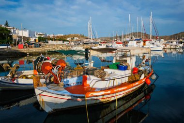 Naousa limanında balıkçı tekneleri. Paros Adası, Yunanistan