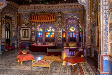 Mehrangarh kalesindeki Takhat Vilas Maharaja Takhat Singh 'in odası. Jodhpur, Rajasthan, Hindistan