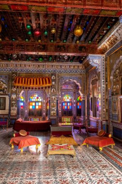 Mehrangarh kalesindeki Takhat Vilas Maharaja Takhat Singh 'in odası. Jodhpur, Rajasthan, Hindistan