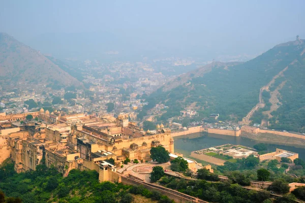 Vista de Amer Amber fort and Maota lake, Rajasthan, Índia — Fotografia de Stock