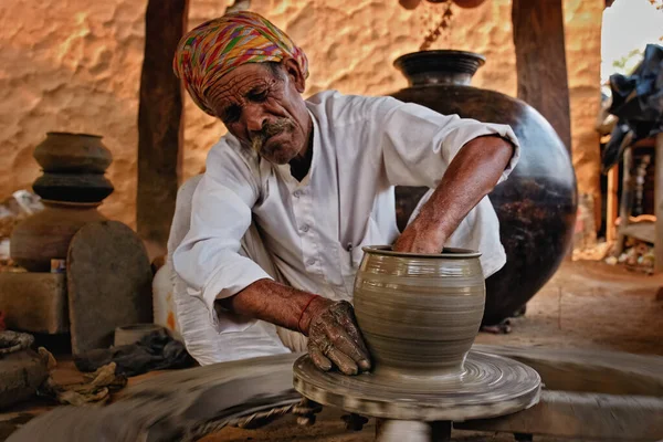 Indian potter at work. Handwork craft from Shilpagram, Udaipur, Rajasthan, India — Stock Photo, Image