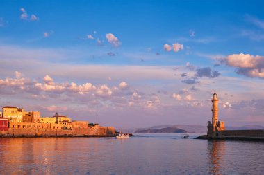 Girit Adası, Chania 'nın pitoresk eski limanında tekne. Yunanistan