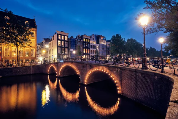 Amterdam canal, bridge and medieval houses in the evening — Stock Photo, Image
