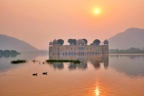 Mañana tranquila en el palacio de agua de Jal Mahal al amanecer en Jaipur. Rajastán, India —  Fotos de Stock