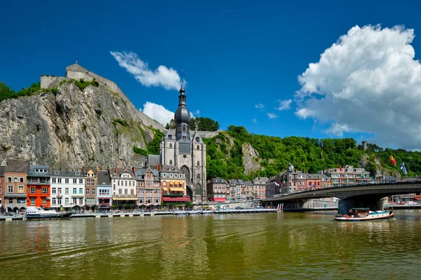 Pohled na malebné město Dinant. Belgie — Stock fotografie