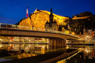 Belçika 'nın Dinant şehrinin gece manzarası