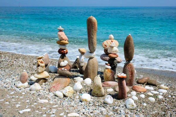 Concept of balance and harmony - pebble stone stacks on the beach — Stock Photo, Image