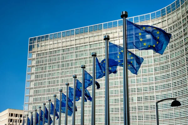 Banderas de la UE frente a la Comisión Europea — Foto de Stock