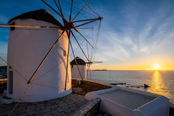Traditionele Griekse windmolens op Mykonos eiland bij zonsopgang, Cycladen, Griekenland — Stockfoto