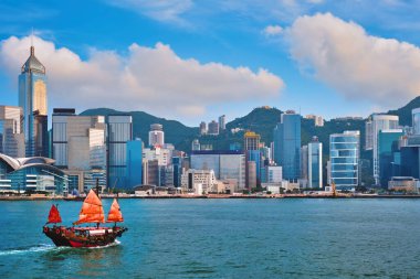 Hong Kong Victoria Limanı 'nda hurda tekne.