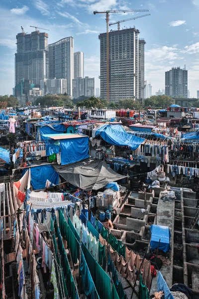 Dhobi Ghat je open air prádelna lavoár v Bombaji, Indie s prádelna sušení na lanech — Stock fotografie