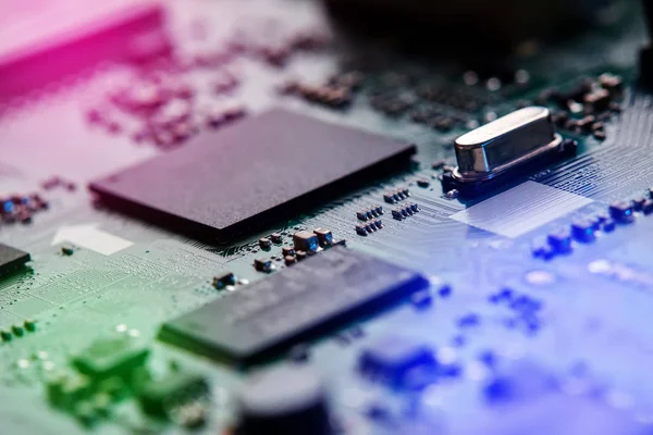 Elektronik devre kartı kapanıyor.