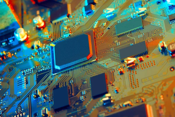 Elektronik devre kartı kapanıyor. 