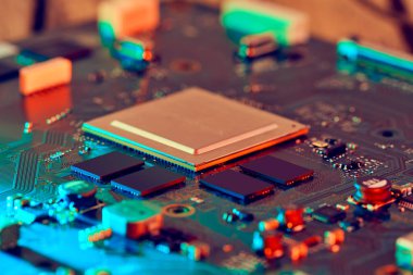 Elektronik devre kartı kapanıyor.