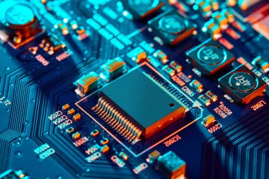 Çipler gibi elektronik bileşenleri olan elektronik devre kartı kapanıyor. Elektronik bilgisayar donanım teknolojisi kavramı.