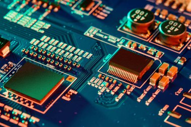 Çipler gibi elektronik bileşenleri olan elektronik devre kartı kapanıyor. Elektronik bilgisayar donanım teknolojisi kavramı.