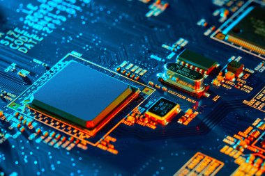 Çipler gibi elektronik bileşenleri olan elektronik devre kartı kapanıyor. Elektronik bilgisayar donanım teknolojisi kavramı.