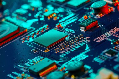 Çipler gibi elektronik bileşenleri olan elektronik devre kartı kapanıyor. Elektronik bilgisayar donanım teknolojisi kavramı.
