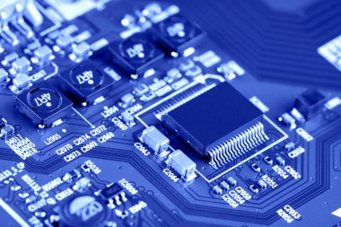 Çipler gibi elektronik bileşenleri olan elektronik devre kartı kapanıyor. Elektronik bilgisayar donanım teknolojisi kavramı.