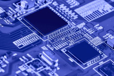Çipler gibi elektronik bileşenleri olan elektronik devre kartı kapanıyor. Elektronik bilgisayar donanım teknolojisi kavramı.