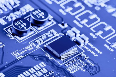 Çipler gibi elektronik bileşenleri olan elektronik devre kartı kapanıyor. Elektronik bilgisayar donanım teknolojisi kavramı.