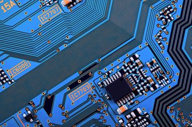 Çipler gibi elektronik bileşenleri olan elektronik devre kartı kapanıyor. Elektronik bilgisayar donanım teknolojisi kavramı.