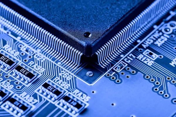 电子电路板与电子元件如芯片紧密相连 电子计算机硬件技术的概念 — 图库照片